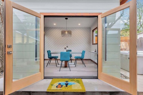 MaRVELOUS MiDCENTURY-Hot Tub, 5 Blocks to Downtown