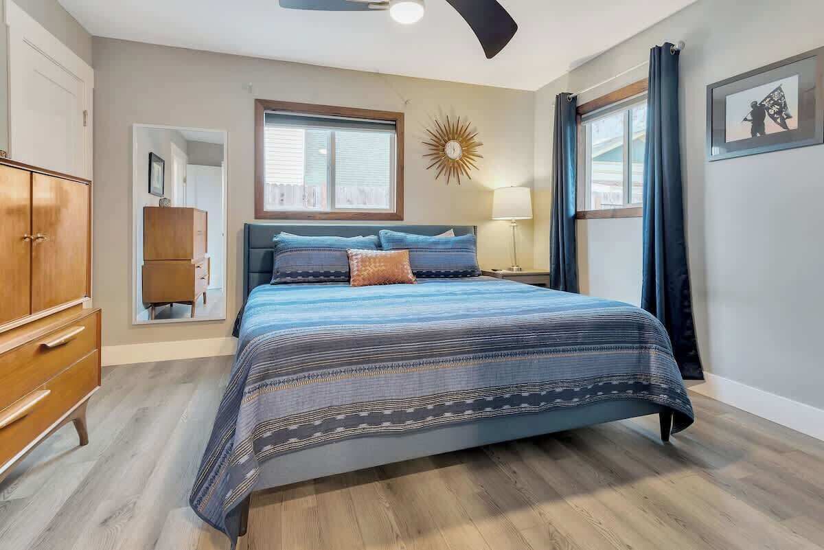 Een strijkplank/strijkijzer, reisbedje, gratis wifi, beddengoed