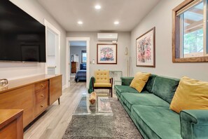 Smart TV, books - MARVELOUS MIDCENTURY-Hot Tub & 5 Blocks to Town Center (Paso Robles)