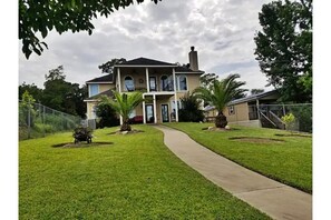 Exterior - Beautiful waterfront home with gorgeous sunrise views, (Point Blank)