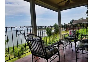 Terrace/patio - Beautiful waterfront home with gorgeous sunrise views, (Point Blank)