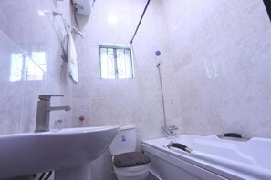 シャワー付き浴槽、タオル、石鹸、トイレットペーパー