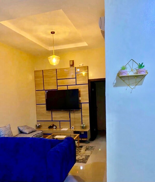 Smart TV - Beautiful 1-Bedroom in Lekki with comfy King sized bed. (Lekki)