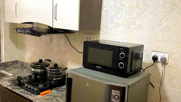 Refrigerador, microondas, horno, placa de cocina