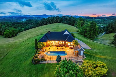 Luxury Getaway Home! Pool~HotTub~Sleeps18