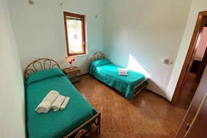 2 camere, una scrivania, ferro/asse da stiro, Wi-Fi gratuito