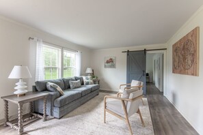 Smart TV, table football, stereo