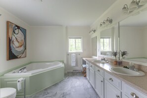 Badewanne, Haartrockner, Handtücher, Seife