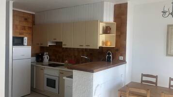 Een koelkast, een magnetron, een oven, een kookplaat