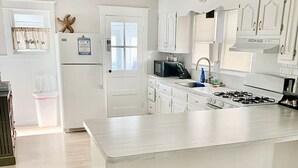 Coffee/tea maker, fridge, microwave, oven - Cute cottage 300ft to beach, off st parking (Seaside Heights)
