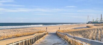 Cute cottage 300ft to beach, off st parking