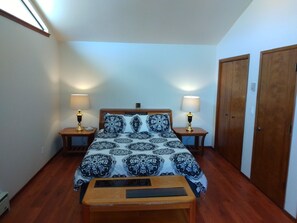 2 soverom, skrivebord, strykejern/-brett og wi-fi (inkludert)