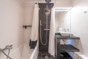 Banheira, secador de cabelo, toalhas de banho 