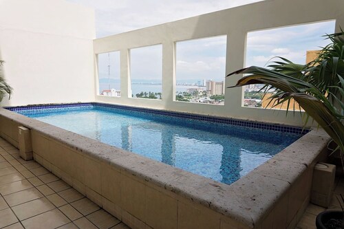 Beautiful, Airy Condo Near Boardwalk****
