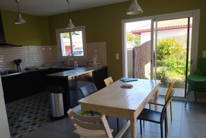 Een microgolfoven, een oven, een kookplaat, een vaatwasser