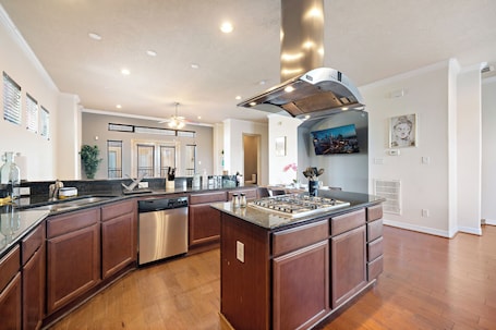 Fridge, microwave, oven, stovetop. Near DT, Heights, Washington | WiFi | Games | BBQ
