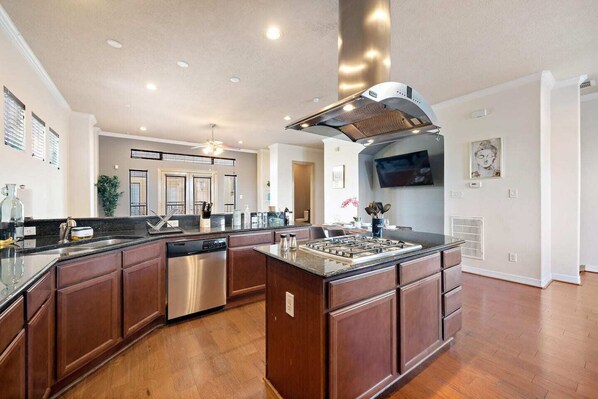 Refrigerador, microondas, horno y parrilla de estufa 