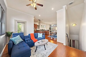 Smart TV, futbolito y oficina 