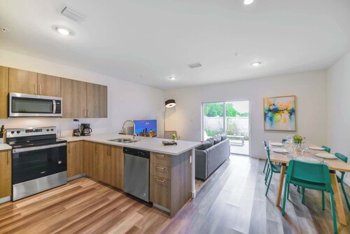 2 Free Parking Spots | Modern Townhouse