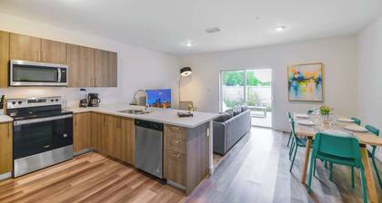 2 Free Parking Spots | Modern Townhouse