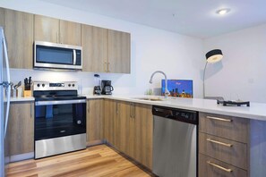 Een koelkast, een microgolfoven, een oven, een kookplaat