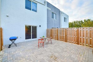 Outdoor dining - Prime Location Townhouse | Free Parking (Miami)