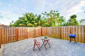 Outdoor dining - Prime Location Townhouse | Free Parking (Miami)