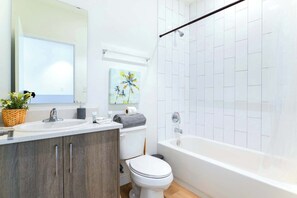 Shower, hair dryer, towels - Prime Location Townhouse | Free Parking (Miami)