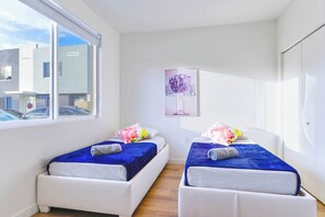 3 habitaciones, escritorio, tabla de planchar con plancha y wifi