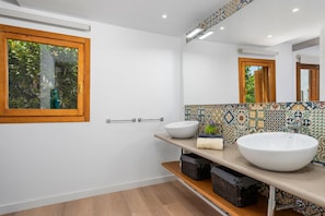 Douche, séchoir à cheveux, serviettes fournies