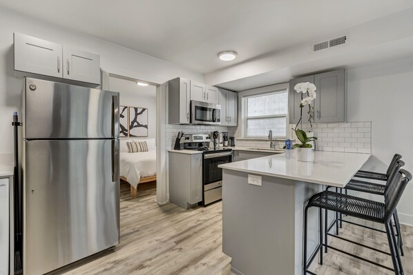 Kjøleskap, mikrobølgeovn, ovn og kokeplater