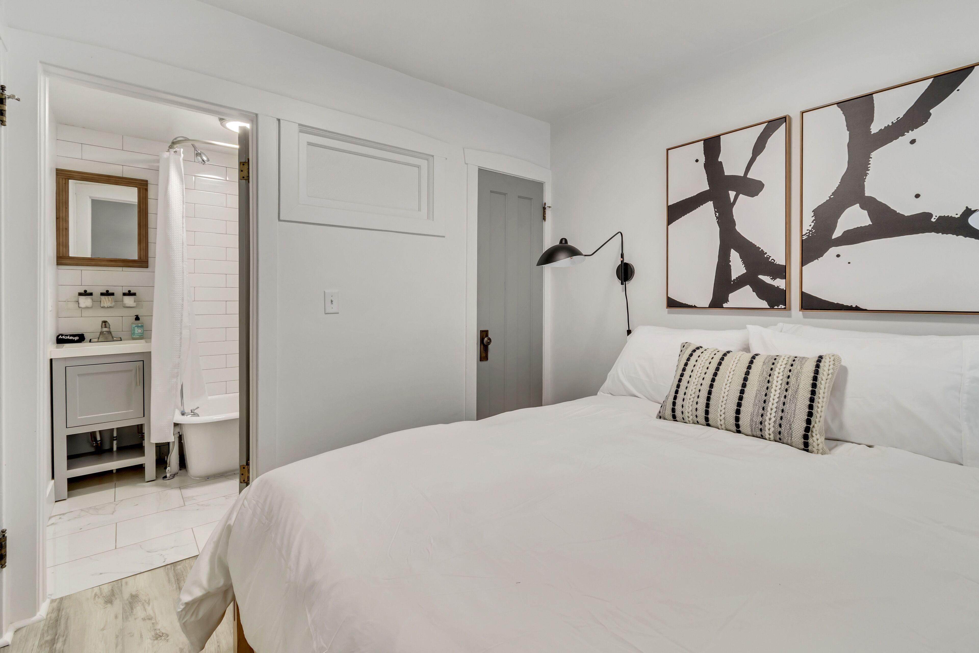 1 soverom, skrivebord, strykejern/-brett og reiseseng for barn