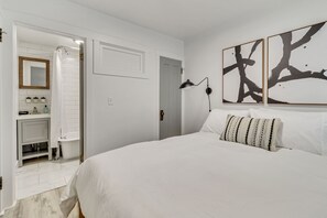 1 soverom, skrivebord, strykejern/-brett og reiseseng for barn