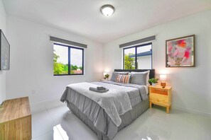 3 habitaciones, tabla de planchar con plancha, wifi y ropa de cama 