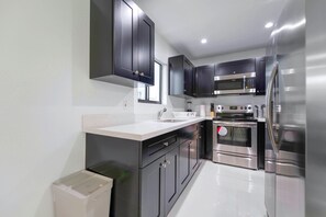 ثلاجة، ميكروويف، فرن، موقد طهي مسطح