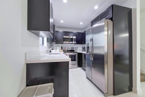Refrigerador, microondas, horno y parrilla de estufa 