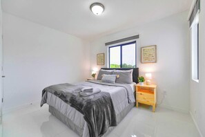 3 habitaciones, tabla de planchar con plancha, wifi y ropa de cama 