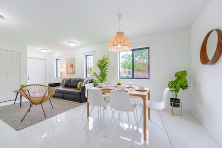 Dining. Two-Story Duplex Miami | Free Parking