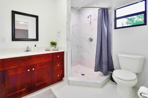 Shower, hair dryer, towels - Two-Story Duplex Miami | Free Parking (Miami)