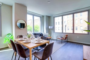 Dining - Prime Location Apt | Steps from Metro | Gym (Arlington)