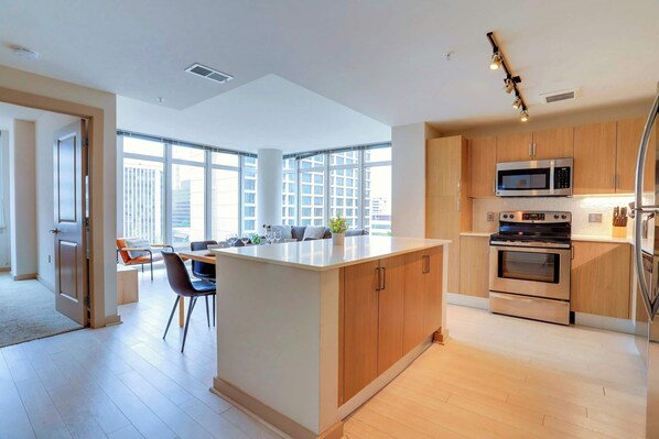 Réfrigérateur, micro-ondes, four, plaque de cuisson