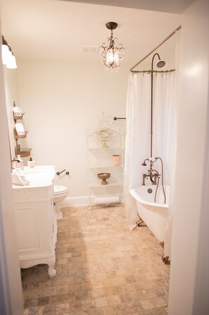 Le Cottage Jardin Monet | Bathroom | Shower, rainfall showerhead, hair dryer, bathrobes