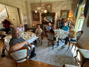 Free daily local cuisine breakfast - Boonville Luxury Lodging (Boonville)