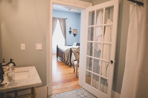 Le Cottage Folklorique | Egyptian cotton sheets, premium bedding, pillow-top beds - Boonville Luxury Lodging (Boonville)