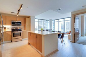 Fridge, microwave, oven, stovetop - Modern Apt | Steps to Metro & Pentagon City (Arlington)