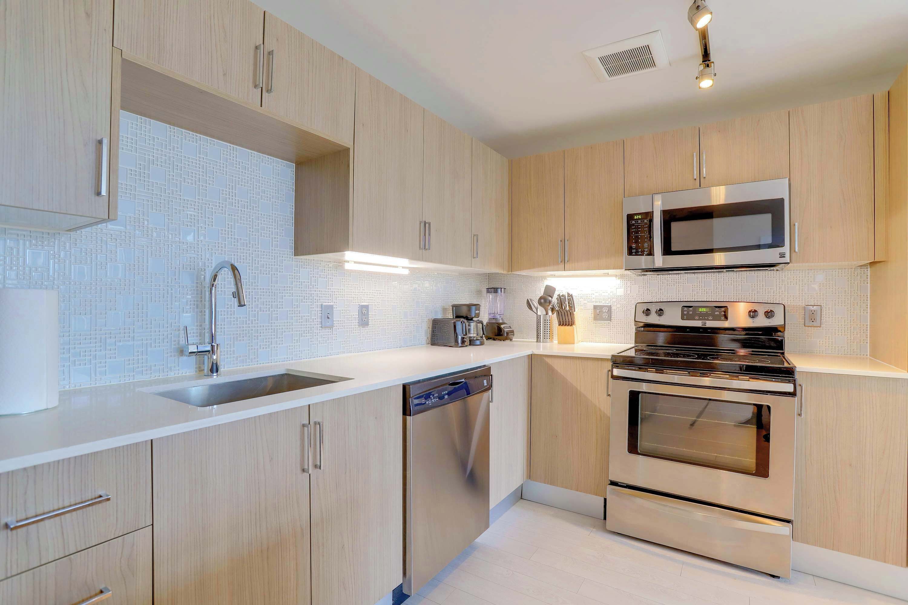 Jääkaappi, mikroaaltouuni, uuni, liesi