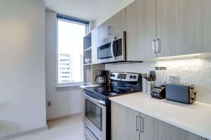 Frigorífico, microondas, horno y placa de cocina