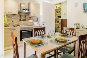 Fridge, microwave, oven, stovetop - B&b-apartment-sleeps3-parking-balcony-petfriendly (Sorrento)