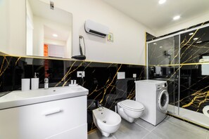 Shower, hair dryer, towels - B&b-apartment-sleeps3-parking-balcony-petfriendly (Sorrento)