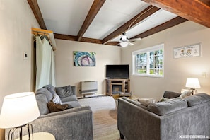 Smart TV, fireplace, offices - The GreenHouse - walk to the heart of Palmer, AK (Palmer)